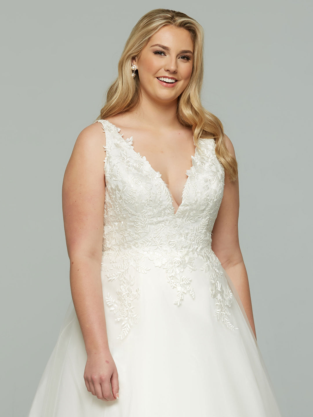 Aspen Open-Back Ivory Wedding Dress in Lace and Tulle Ivory / 4