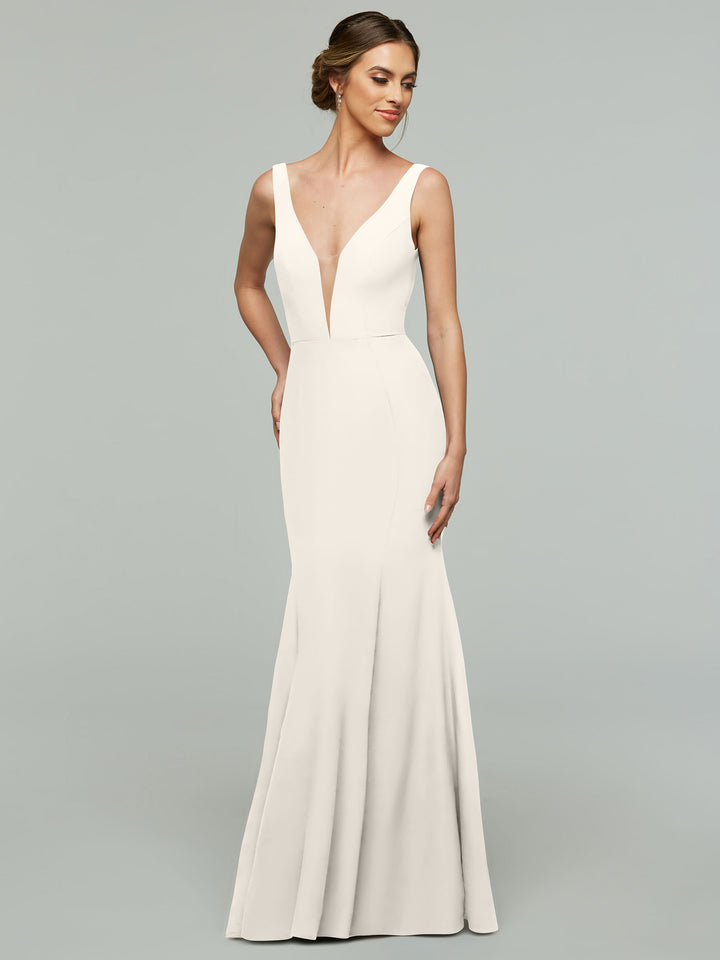 A model wears Avery Austin&